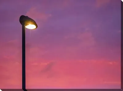 Фонарь на фоне красивого заката