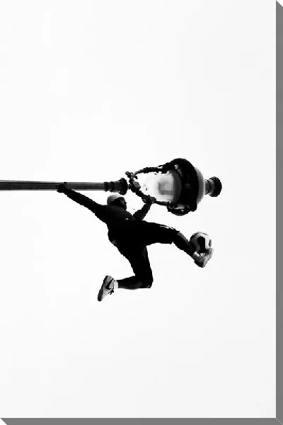 Постер Человек несет фонарь