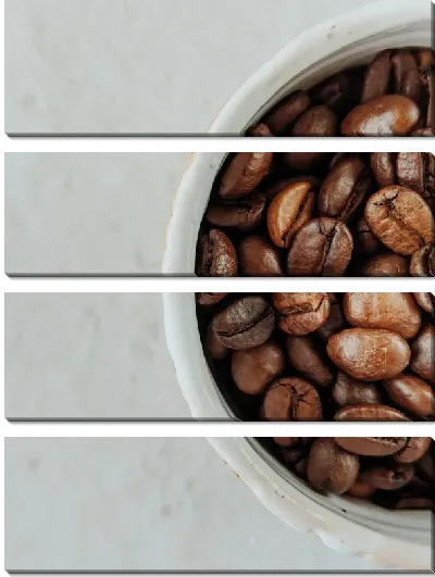 Модульная картина Пол-чашки с зернами кофе