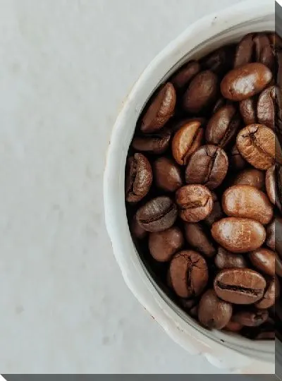 Постер Пол-чашки с зернами кофе