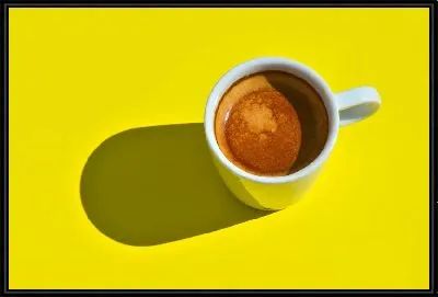 Кружка кофе на желтом фоне