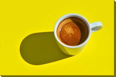 Кружка кофе на желтом фоне