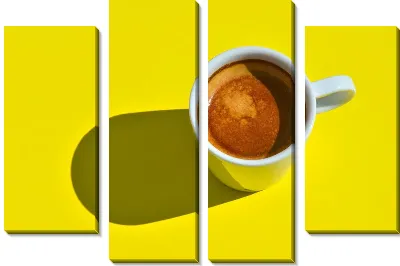 Кружка кофе на желтом фоне