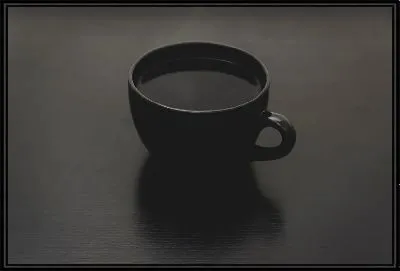 Кофе в черной чашке