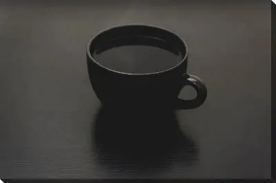Кофе в черной чашке