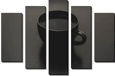 Кофе в черной чашке