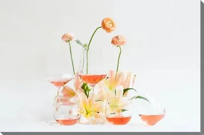 Вино, бокалы, лилии