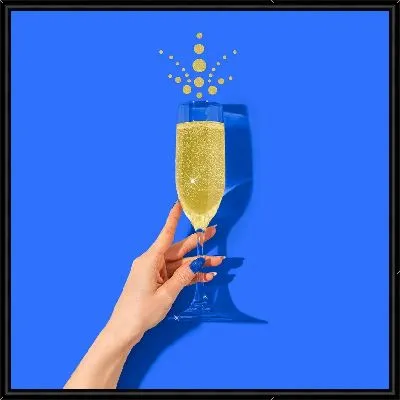 Бокал шампанского на синем фоне