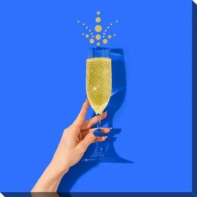 Бокал шампанского на синем фоне