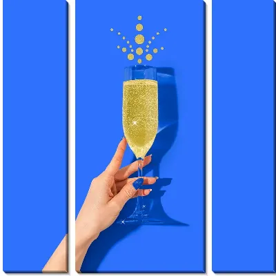 Бокал шампанского на синем фоне