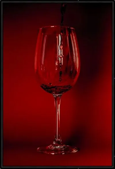 Картина Винный бокал на красном фоне