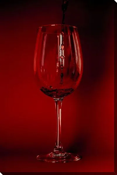 Постер Винный бокал на красном фоне