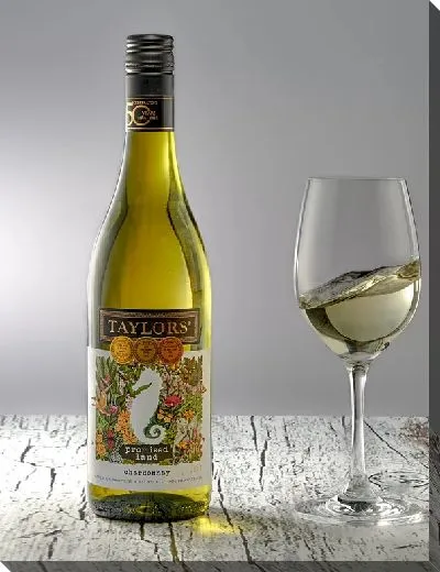 Постер Бутылка вина и бокал с вином на столе