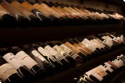Бутылки вина на винодельне №2