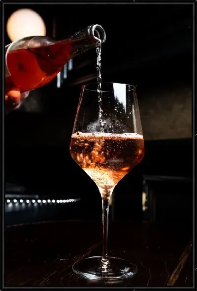 Картина Бармен наливает бокал вина