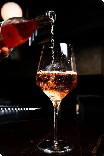 Постер Бармен наливает бокал вина