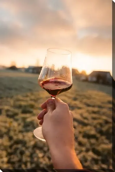 Постер Бокал в руке