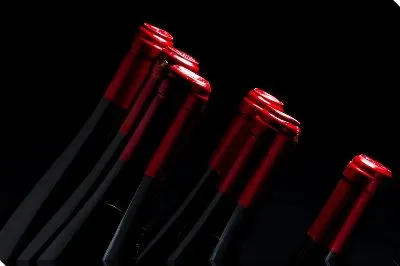 Бутылки вина с красными крышками