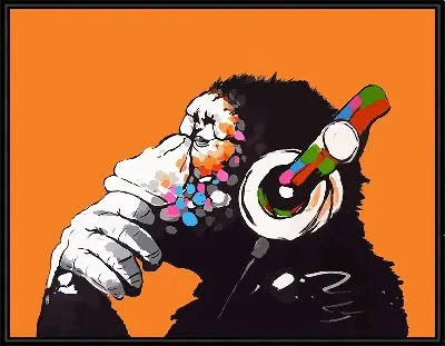 Обезьяна в белых наушниках