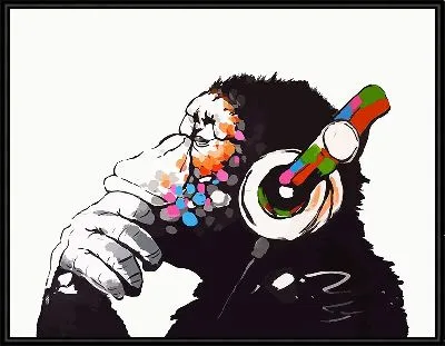 Обезьяна в белых наушниках слушает музыку