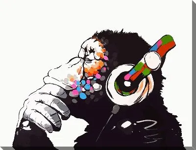 Обезьяна в белых наушниках слушает музыку