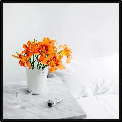 Картина Амариллисы на столике