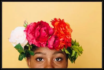 Африканка с цветами на голове