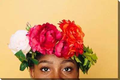 Африканка с цветами на голове