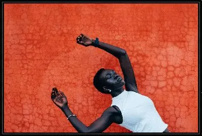 Картина Африканка на фоне стены