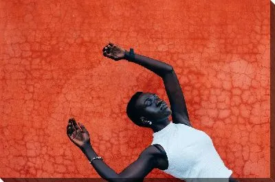 Постер Африканка на фоне стены