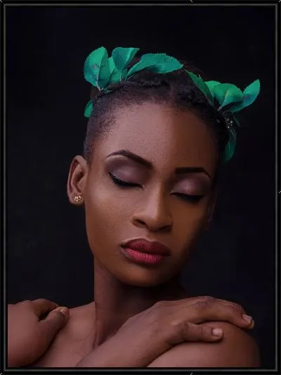 Картина Африканка с листьями на голове