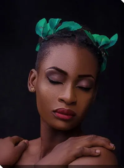 Постер Африканка с листьями на голове