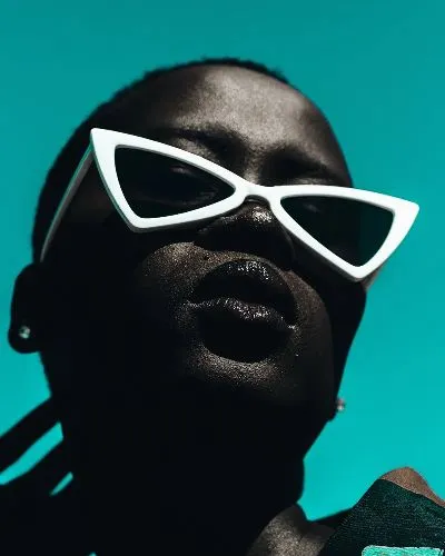 Плакат Африканка в белых очках