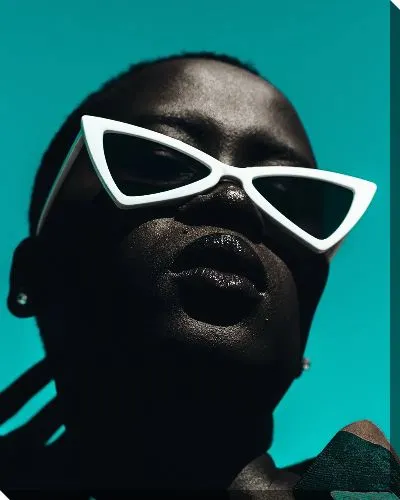 Постер Африканка в белых очках