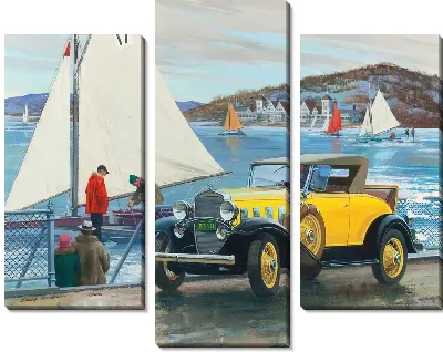 Желтый ретро-автомобиль и парусник