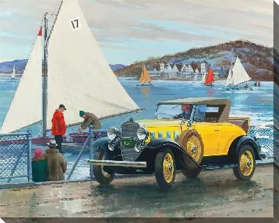 Желтый ретро-автомобиль и парусник