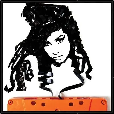 Портрет Эми Уайнхаус в виде аудио пленки