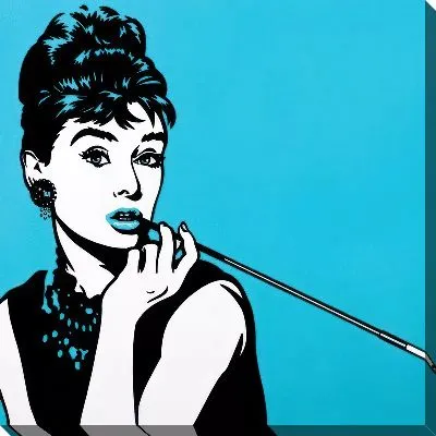 Картина маслом Одри Хепбёрн на голубом фоне