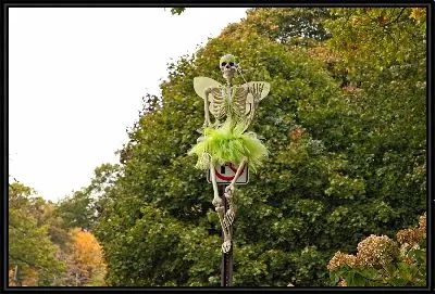 Картина Скелет на автомобильном знаке