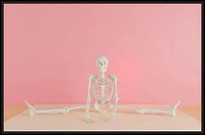 Скелет занимается йогой №1