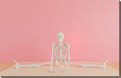 Скелет занимается йогой №1