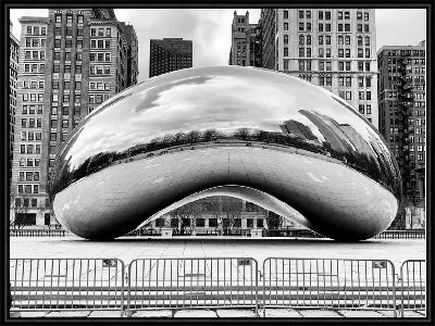 Клауд-Гейт скульптура в Чикаго в ч/б