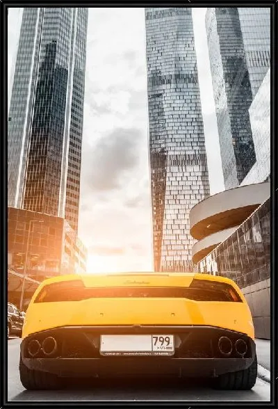 Картина Ламборгини на фоне небоскребов
