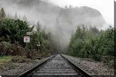 Постер Туман в горах у железной дороги