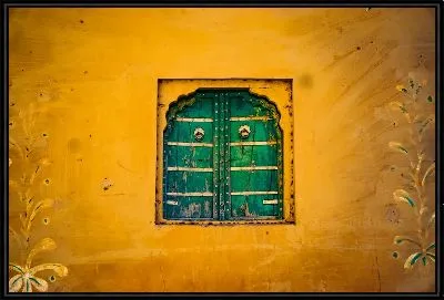 Зеленые ставни окна в Индии