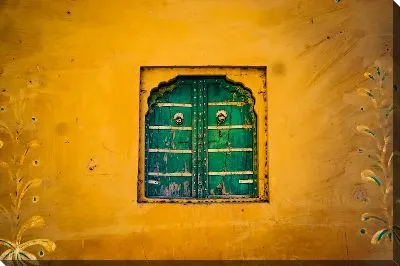 Зеленые ставни окна в Индии