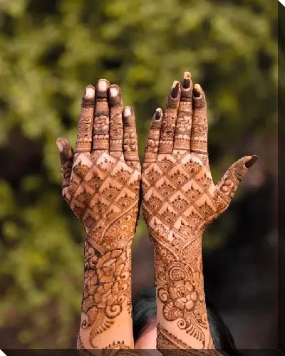 Постер Две руки с менди