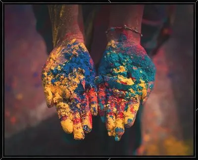 Картина Порошок Холи на руках