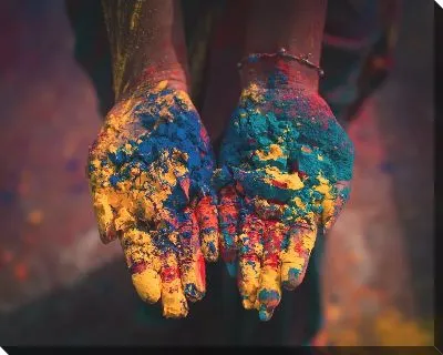 Постер Порошок Холи на руках