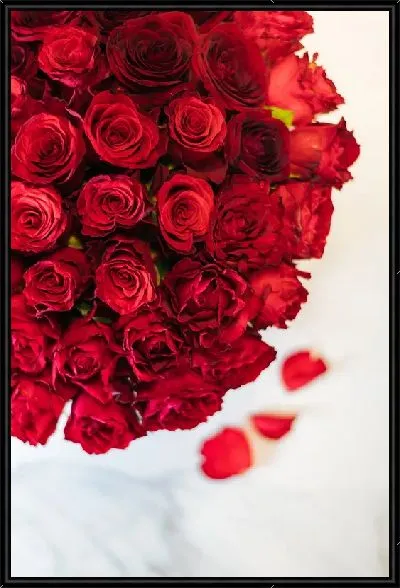 Картина Букет красных роз и лепестки